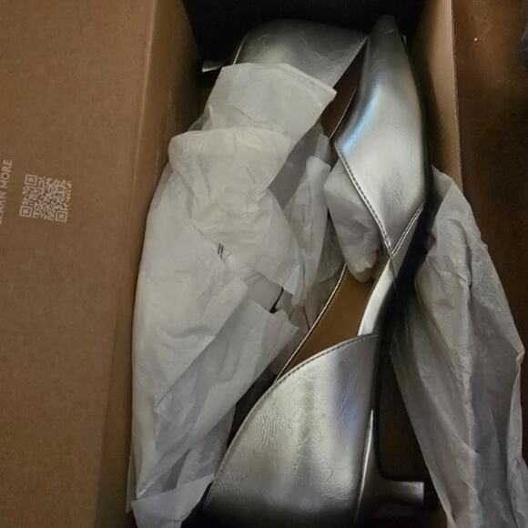 Naturalizer Gallent Kitten-Heel Pumps in Silver NEW Size 8 1/2 M0 - Picture 9 of 9